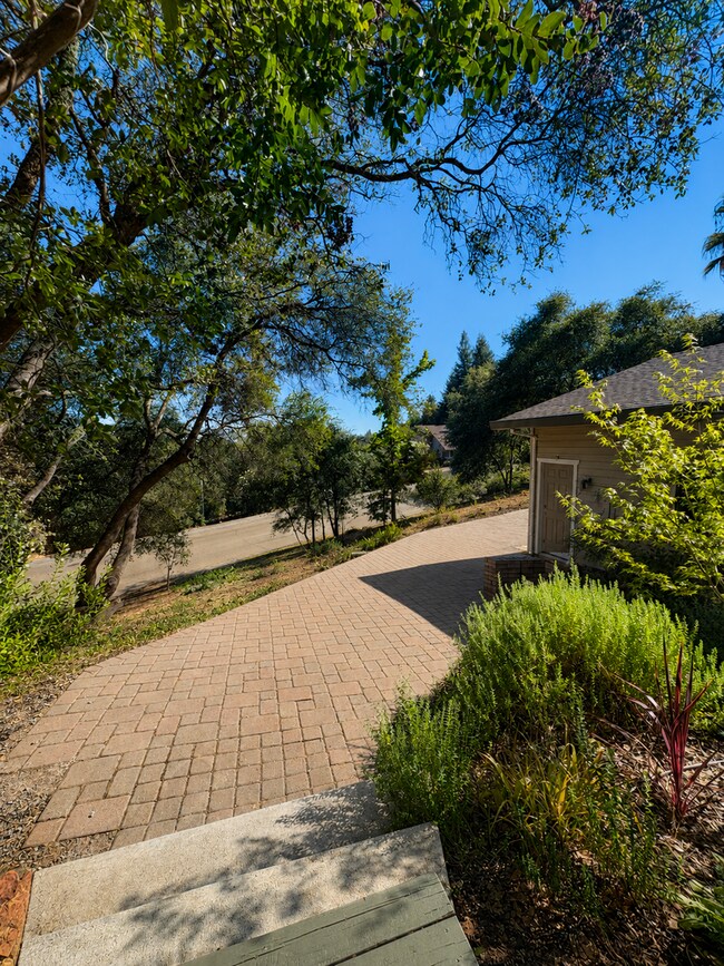 Building Photo - 12499 Incline Dr
