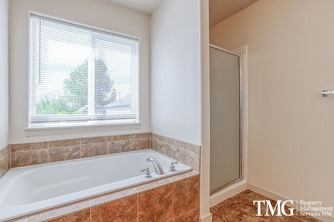 Building Photo - Pet Friendly Home In A Great Convenient Location!