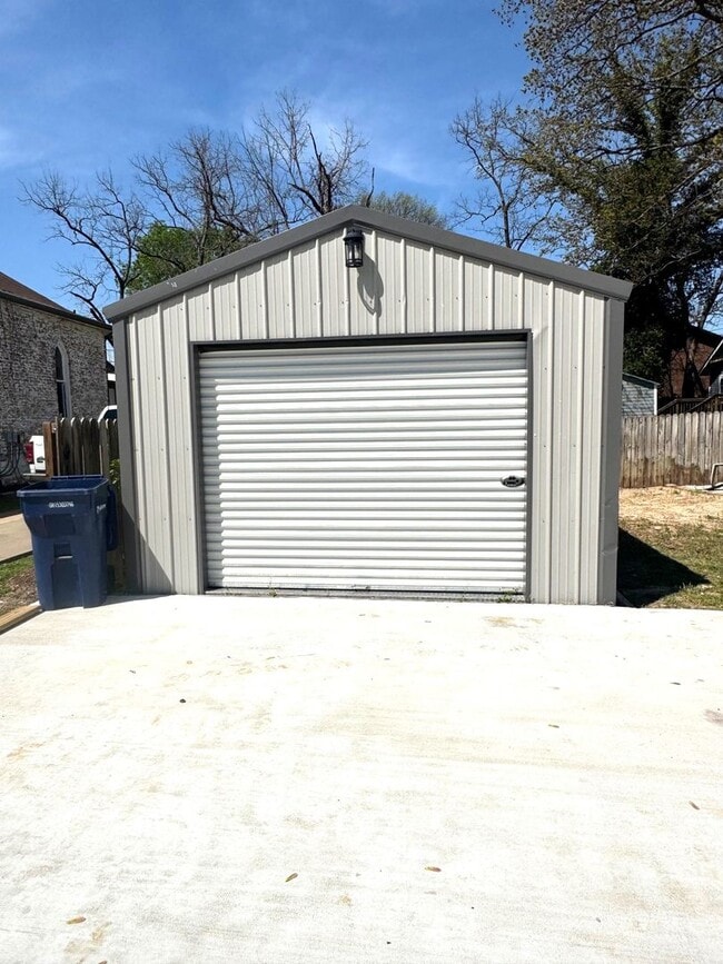 Building Photo - Historic Home for Rent in Downtown Siloam