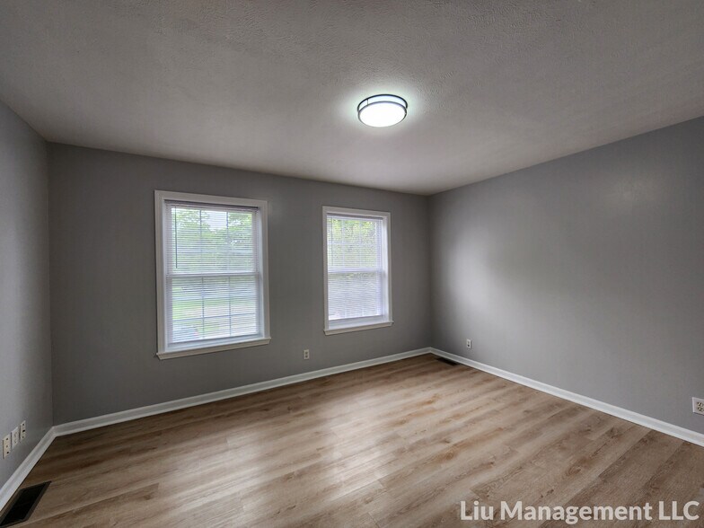 Building Photo - 1042 N Traub Ave
