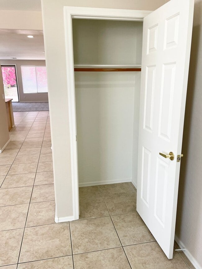 Building Photo - 4 Bedroom/2 Bath Single Level Home in Anthem! Close to freeway & TSMC Plant!