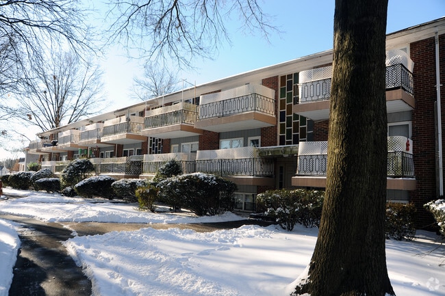 Building Photo - Royal Garden Apartments