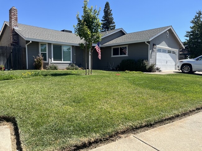 Building Photo - 1741 Tamarack Dr