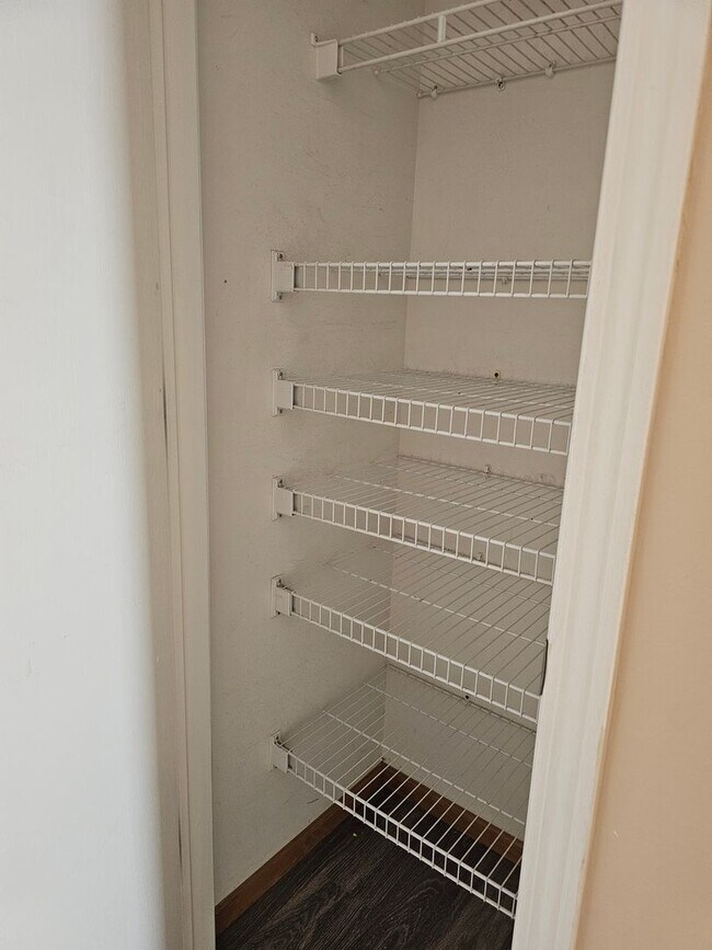 Building Photo - 3 bedroom 2.5 bath with an additional family room, Linn Mar School Area