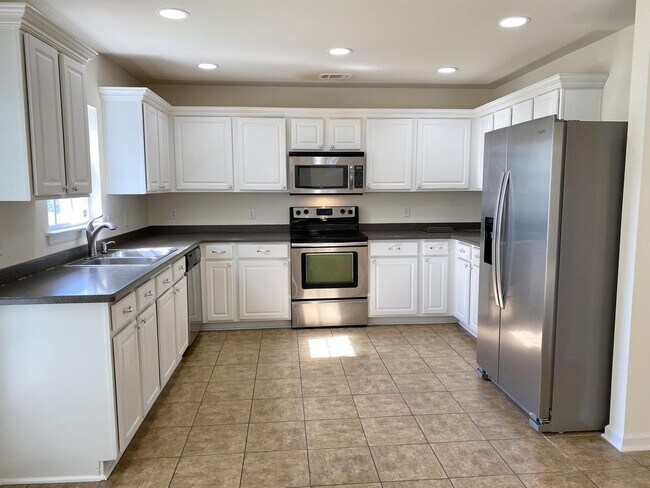 Building Photo - 19 Saluda Way