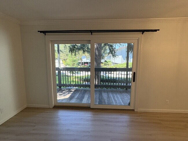 Building Photo - Updated Lauriedale 1 bd/1 ba Condo | Cats Welcome | Pools, Gym & Covered Parking | 10' x 10' Stor...