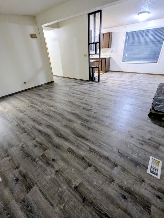 Building Photo - 4 BD/2BA Single Family Home in Dredge Lake area