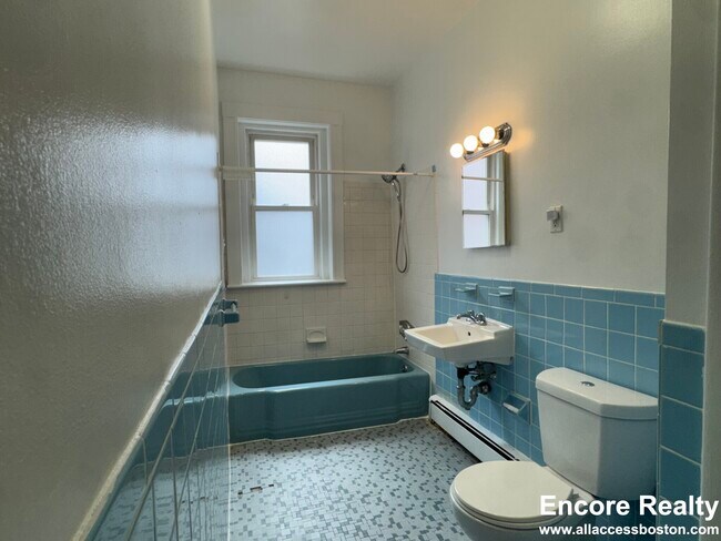 Building Photo - 1539 Beacon St