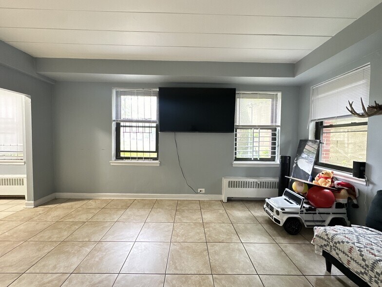 Building Photo - 1360 W Touhy Ave