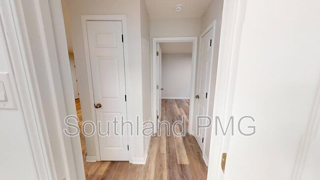 Building Photo - 605 Lake Rd