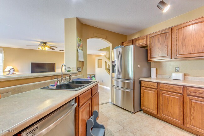 Building Photo - Amazing 4 bedrooms, 3 bathrooms house in P...