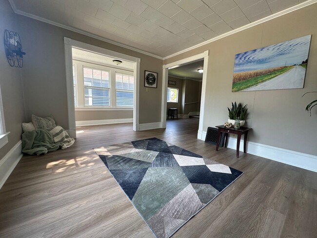 Building Photo - Renovated 3 bedroom house for rent in Wate...