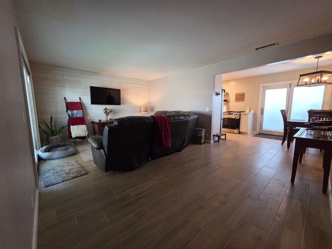 Building Photo - 2 Bedroom 2.5 Bath Town House in West Ventura