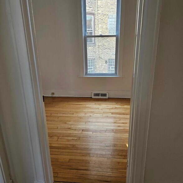 Center Master BedRoom Entry - 4816 W Berteau Ave