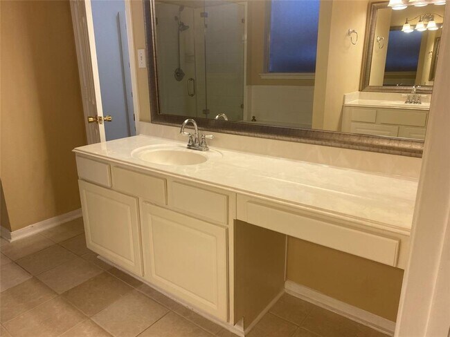 Building Photo - 2114 Winding Hollow Dr