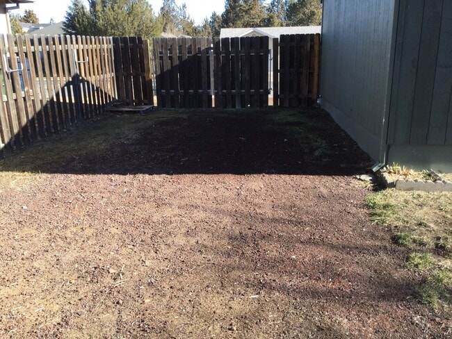 Building Photo - NE 3 Bdrm House, 2 Bath, New Carpet & Pain...