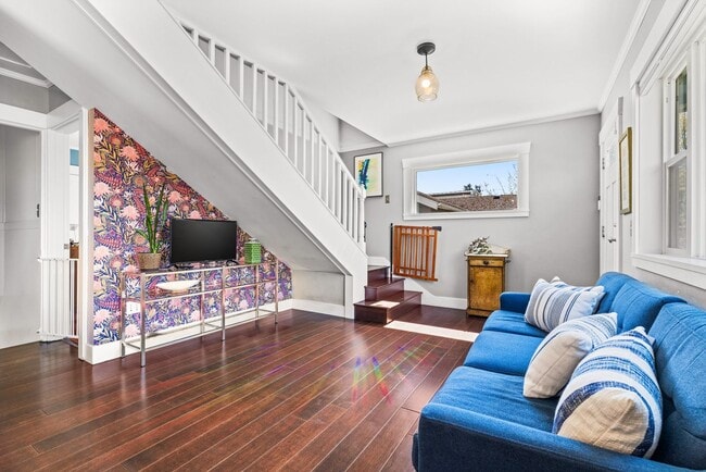 Building Photo - 5bd/2.75ba Seattle Home