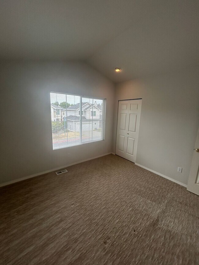 Building Photo - 3 Bed, 2.5 bath Kent house w/2-car garage ...
