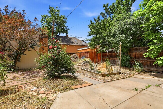 Building Photo - $4,720.95 with $300 off the first month's rent, 5 Beds - 5 Bath, Single Family Home in Denver wit...