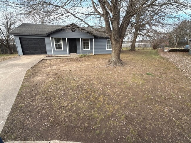 Building Photo - Elkins! 3 bed 2 bath with a huge fenced back yard