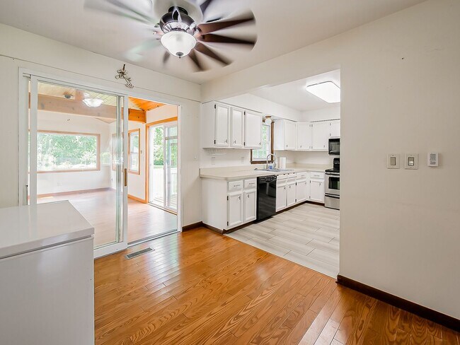 Building Photo - Your Private Retreat Just Minutes from Downtown South Lyon