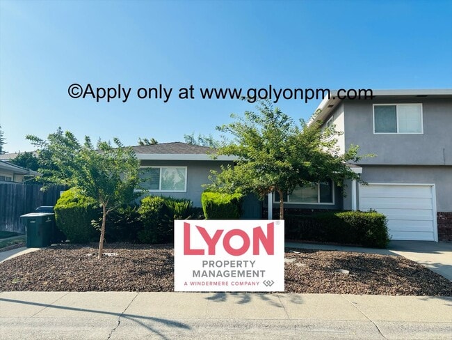 Primary Photo - Spacious 2 bedroom, single level duplex in...