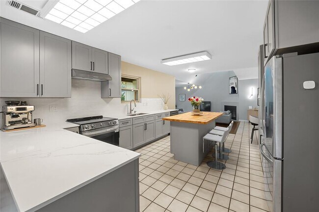 Building Photo - 10511 Tweedsmuir Dr