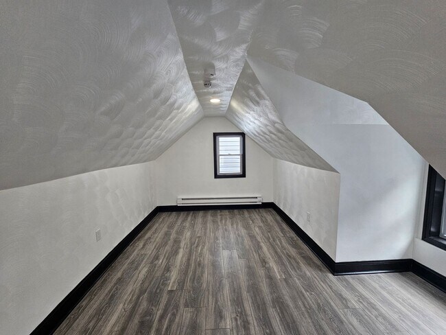 Building Photo - Newly updated 3 Bedroom 1 Bathroom house l...