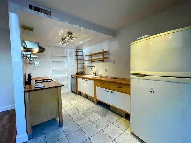 Building Photo - Updated 2-Bedroom Townhome with Garage in Resort-Style Community