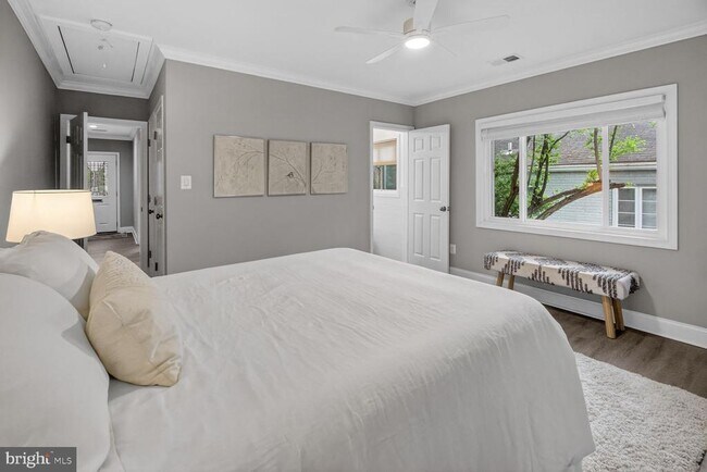 Building Photo - 3305 W Coquelin Terrace