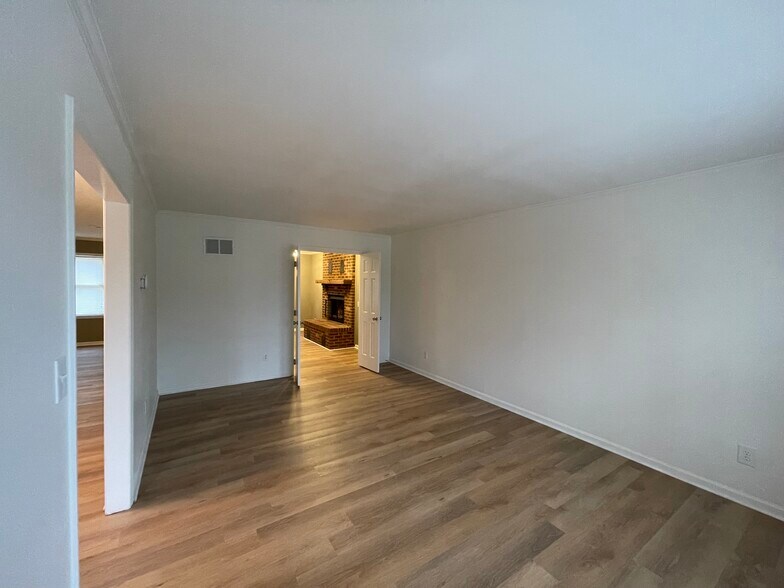 Downstairs living room - 3 Tyrol Ct