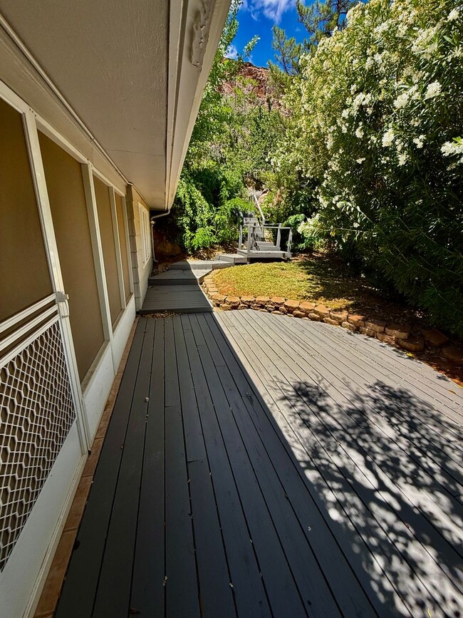 Building Photo - Distinctive and Spacious 5-BR Home in Bloomington
