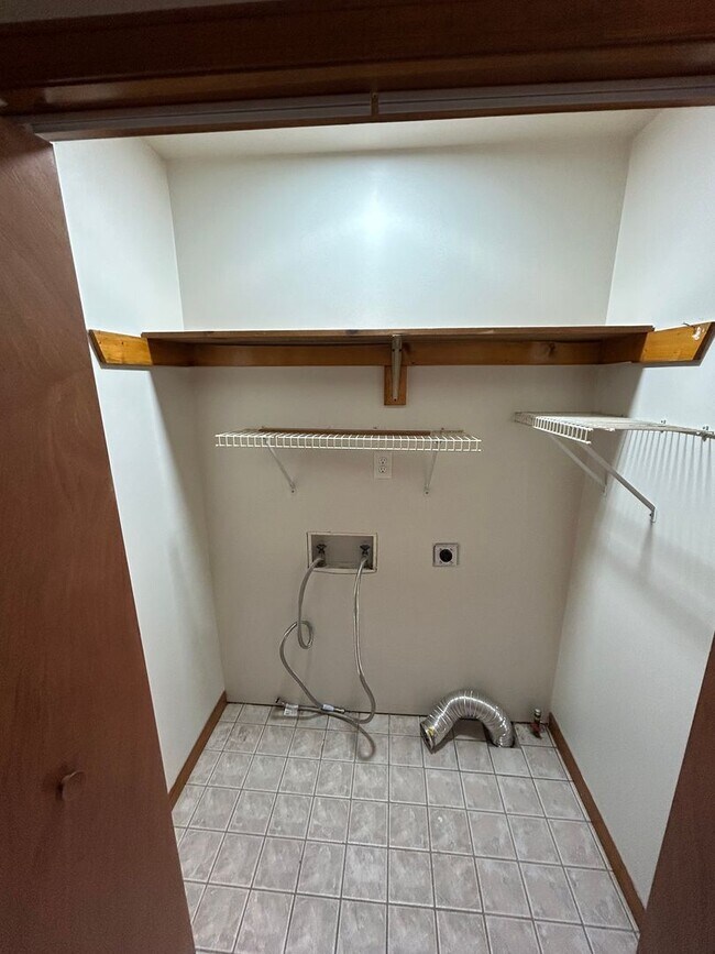 Building Photo - 2 bedroom, 1.5 bath Townhouse