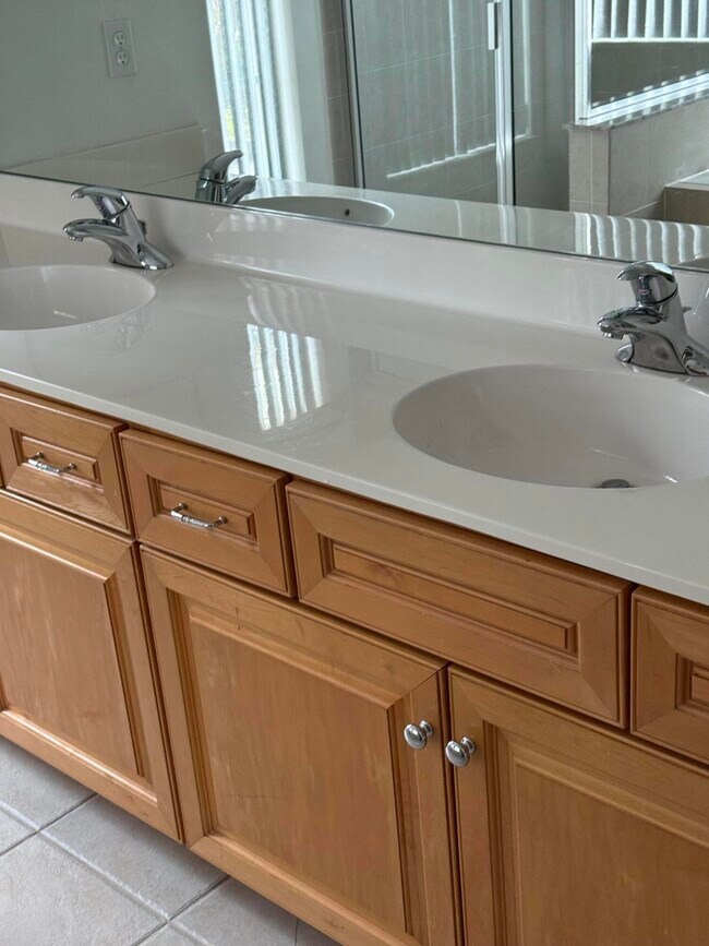 Building Photo - 5824 NW Zenith Dr