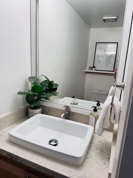 Guest bathroom - 2474 S Centinela Ave