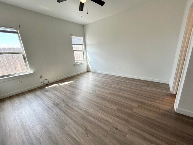 Building Photo - 1205 N Evanston Ave