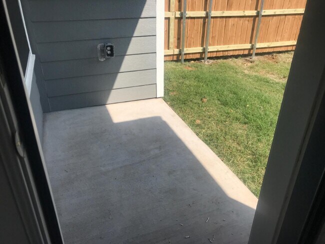 Building Photo - 904 N Bush Ave