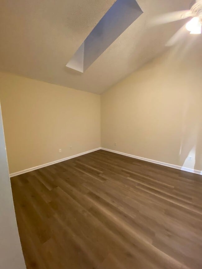 Building Photo - 2 Bdr/2bath townhome, great location!