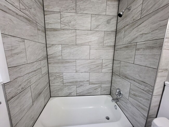 Building Photo - Remodeled 1 bedroom 1 bathroom duplex hous...