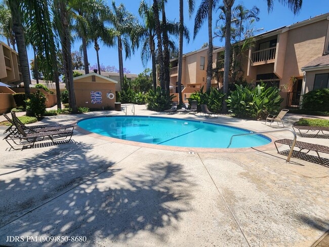 Building Photo - Fullerton 3 Bedroom Townhouse