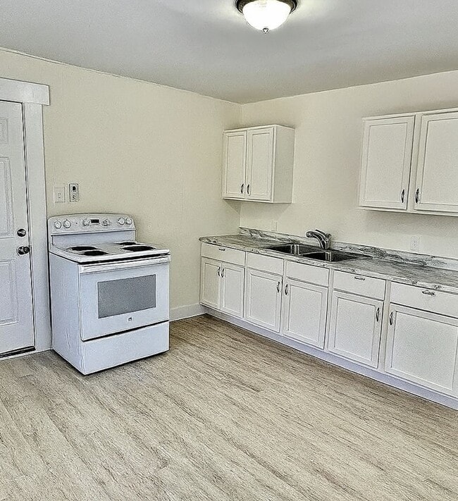Building Photo - Beautiful Studio in the Desirable Delano D...