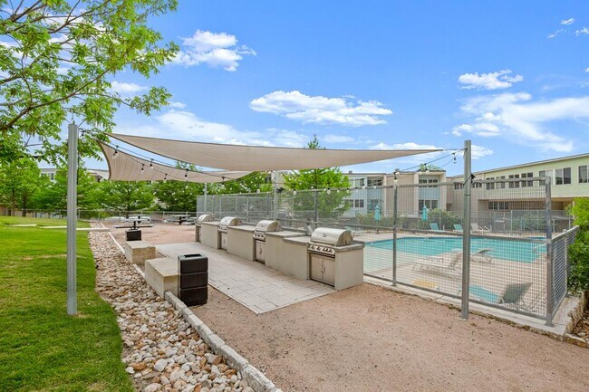Building Photo - 604 N Bluff Dr