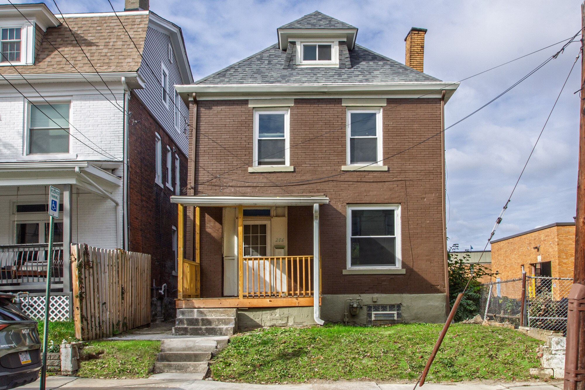 Building Photo - 206 Center St