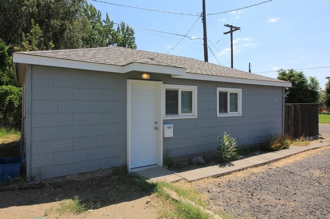 Building Photo - East Kennewick Stand-Alone Studio Apartment