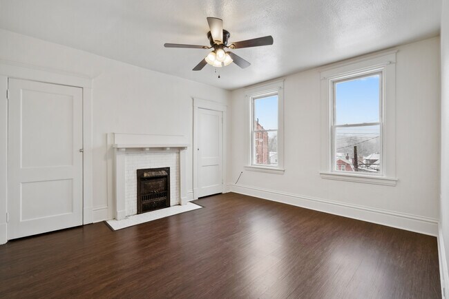 Building Photo - 439 Kingsboro St