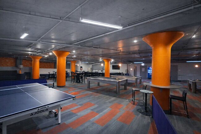 Building Photo - 565 W Quincy St