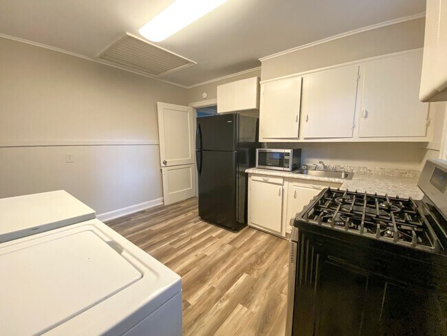 Building Photo - 2 bed, 1 bath near the University of Memphis