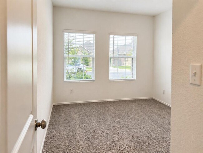 Building Photo - 108 Blue Blaze Trl