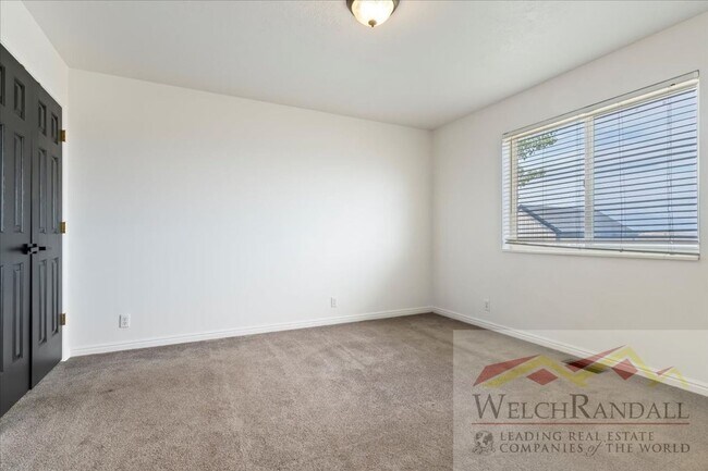 Building Photo - Spacious Single Family Home With Attached ...