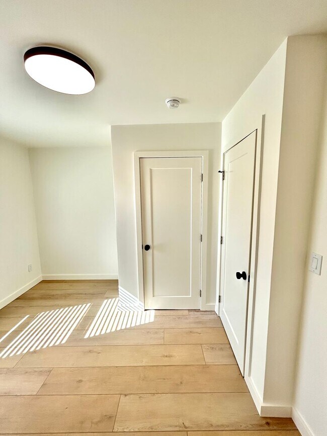 Building Photo - 3 Bed/1 Bath - Downtown Santa Barbara